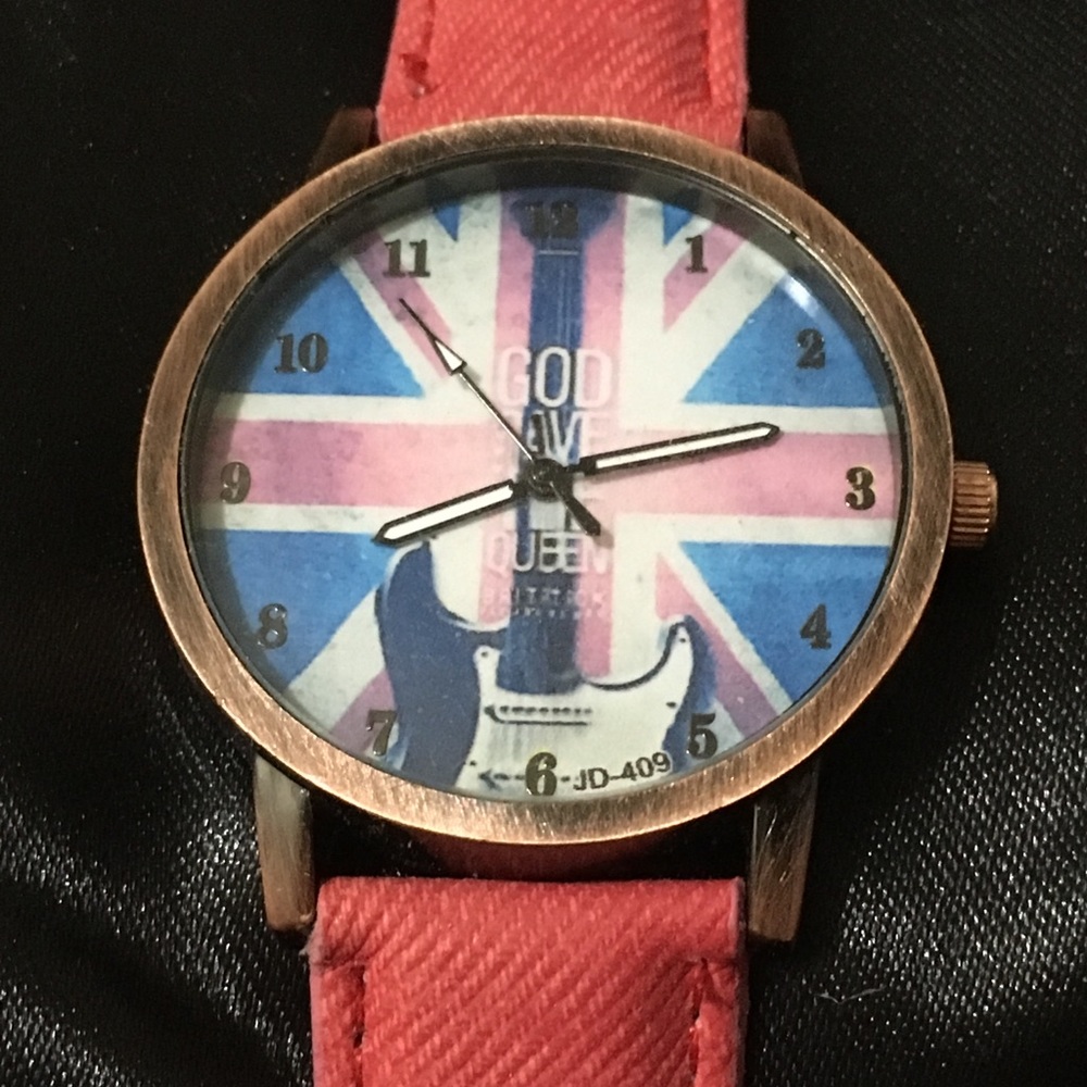 Watch: “God Save the Queen”Guitar/British Flag